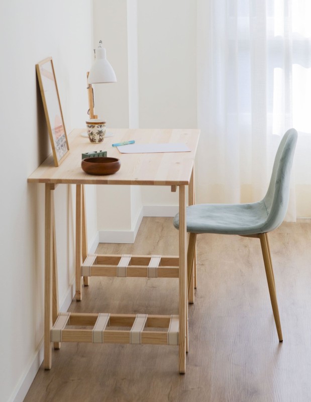 Bureau ANCORA avec plateau en bois 120×60 cm et pieds en bois et textile.